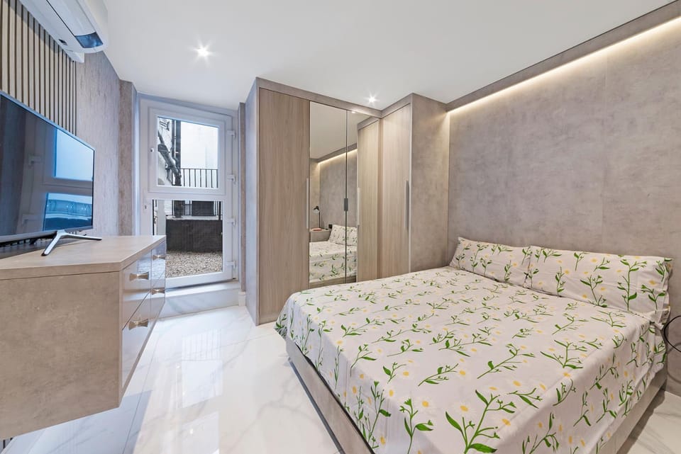 Bed, TV and multimedia, Photo of the whole room, Bedroom, wardrobe
