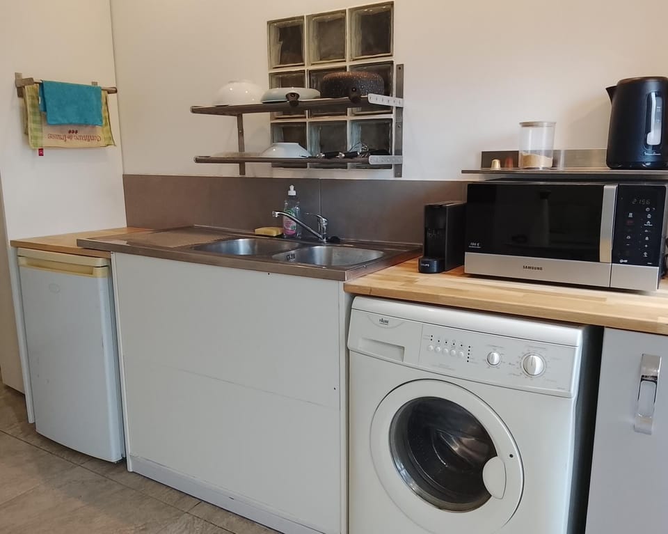 Kitchen or kitchenette, washing machine