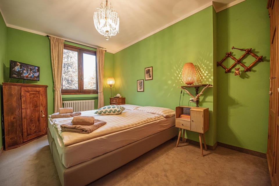 Bed, TV and multimedia, Photo of the whole room, Bedroom