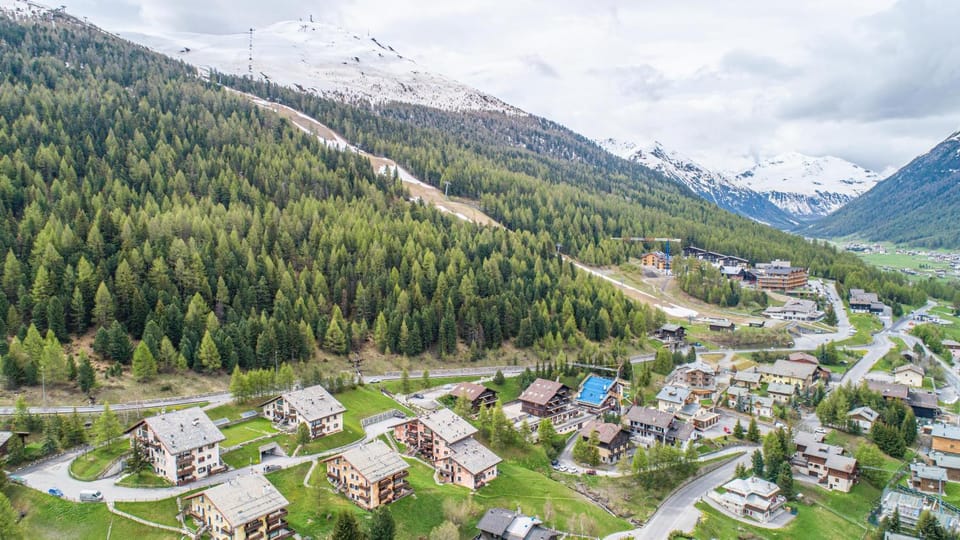 Property building, Spring, Natural landscape, Bird's eye view, Mountain view, Street view