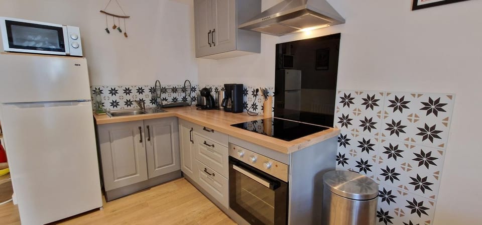 Kitchen or kitchenette, oven, stove, toaster