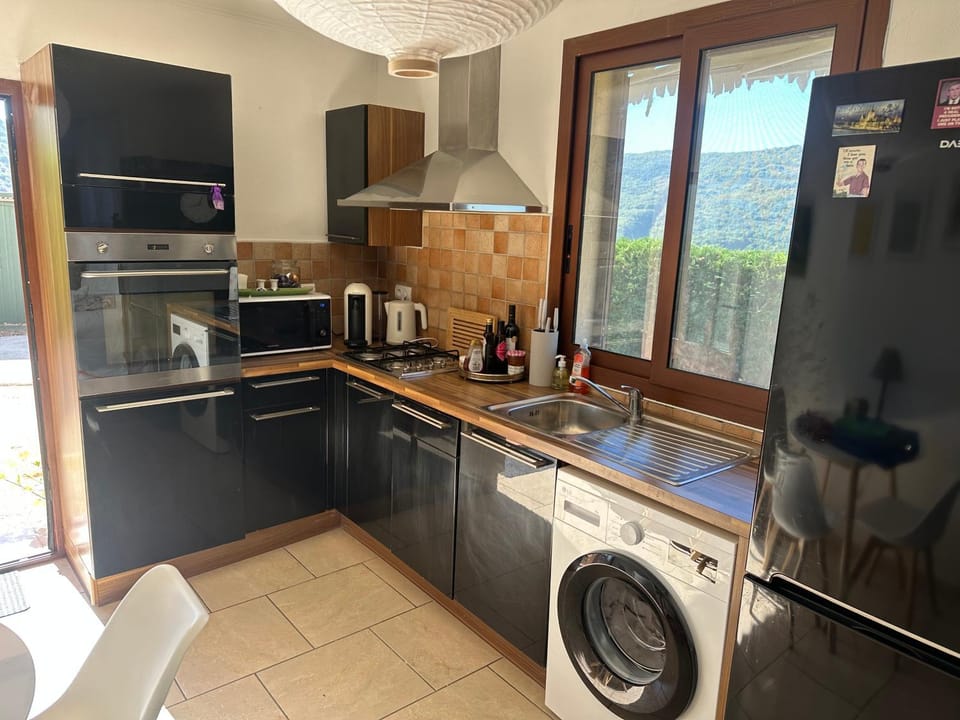 Kitchen or kitchenette, Dining area, dishwasher, oven, pet friendly, stove, washing machine