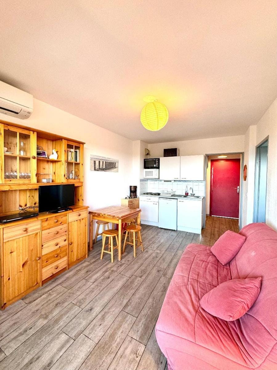 Living room, Seating area, Dining area, stove