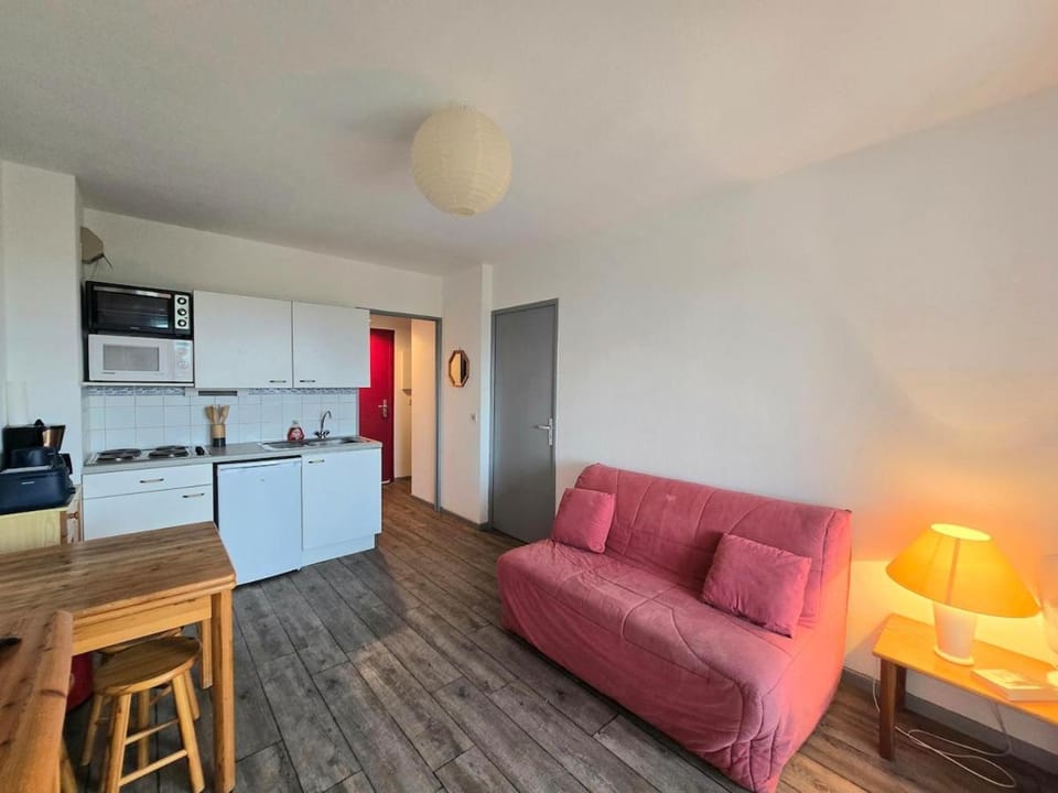 TV and multimedia, Kitchen or kitchenette, Living room, Seating area, stove, toaster