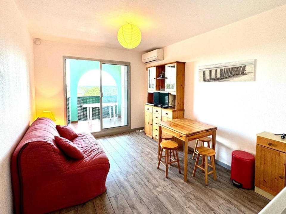 TV and multimedia, Seating area, Dining area