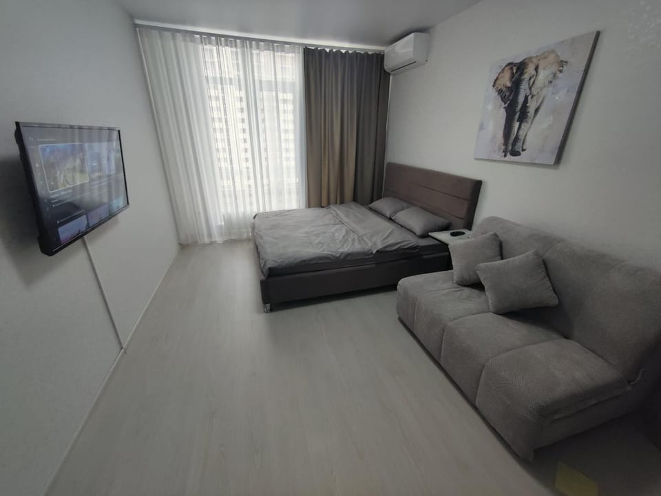 Bed, TV and multimedia, Bedroom