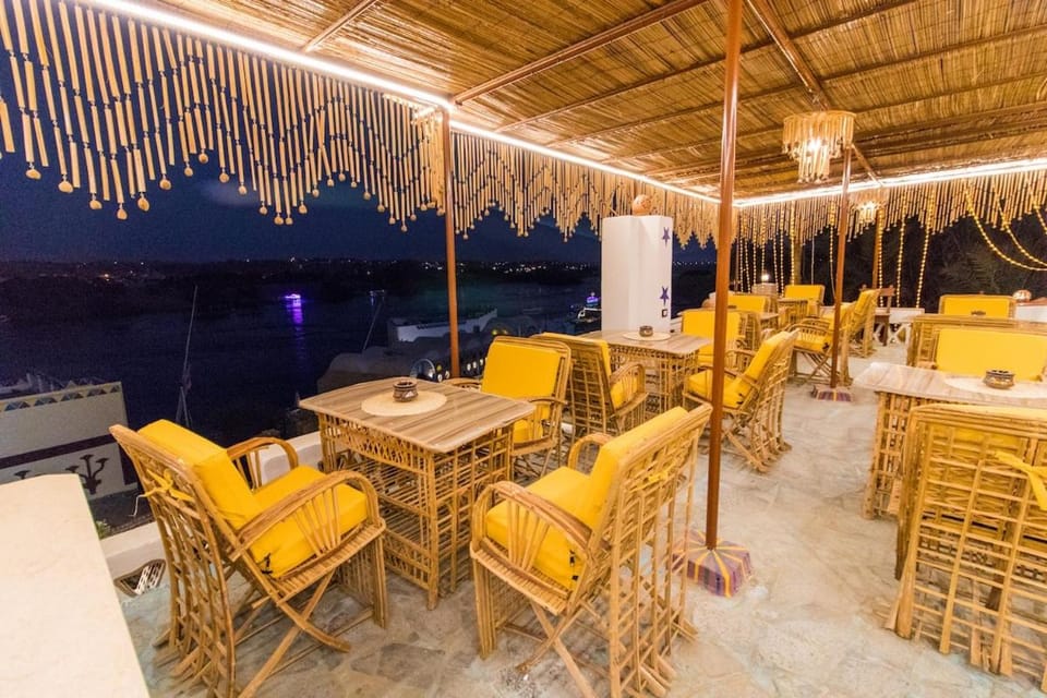 Restaurant/places to eat, Seating area