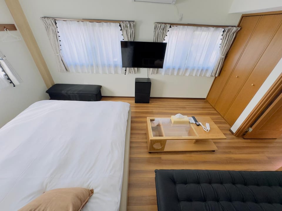 Bed, TV and multimedia, Photo of the whole room, Bedroom, wardrobe