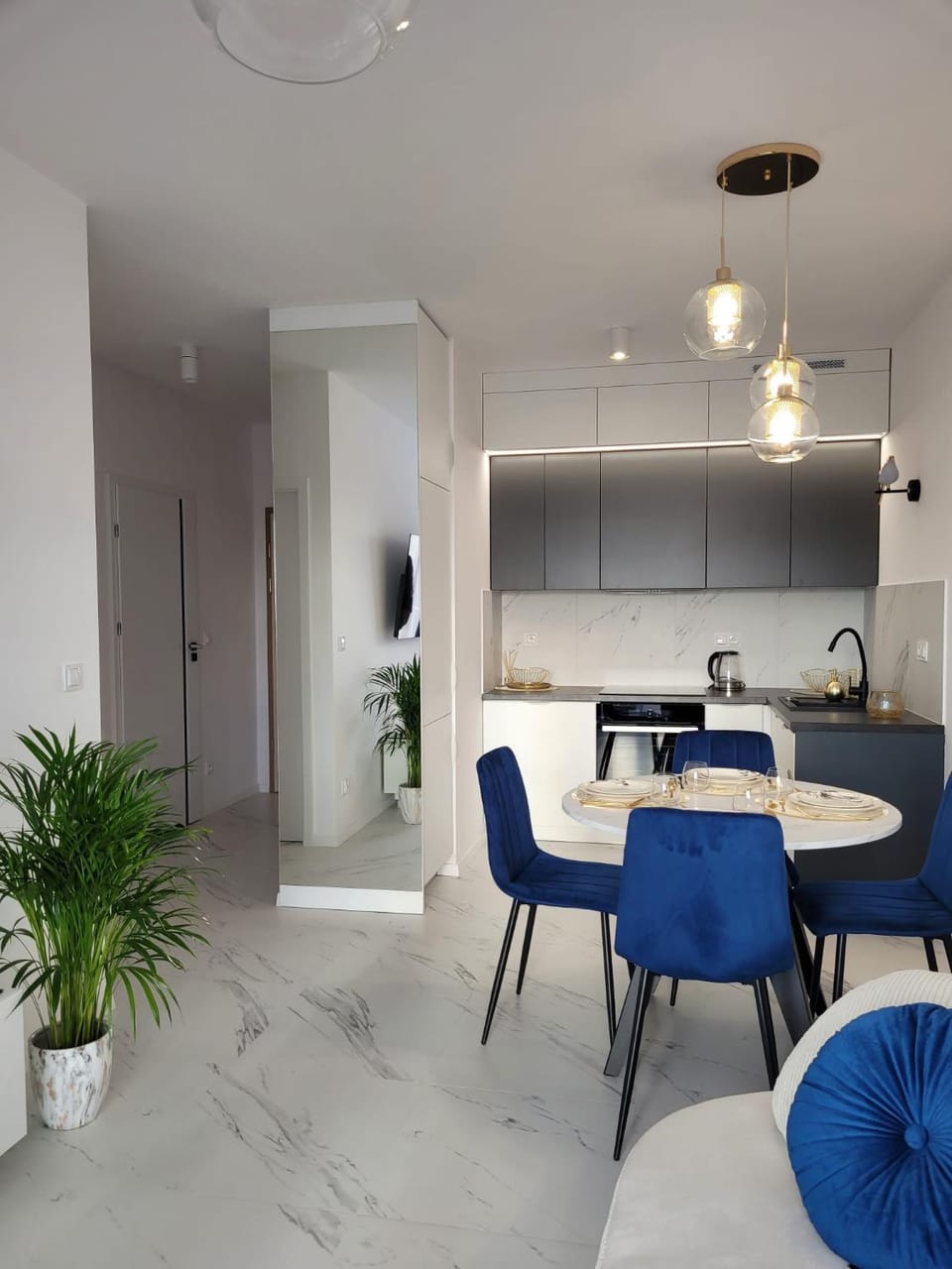 Kitchen or kitchenette, Dining area