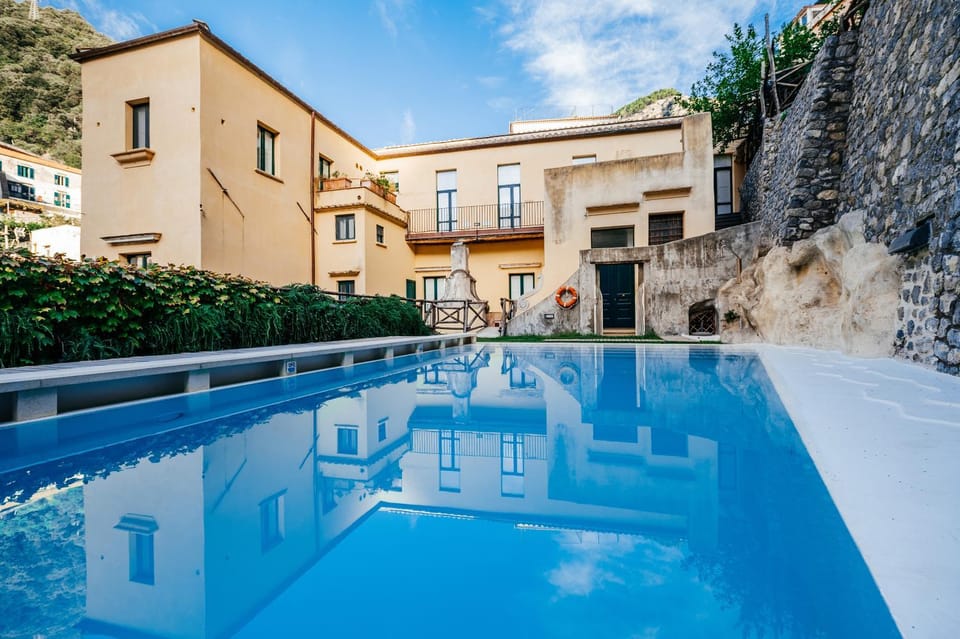 Property building, Day, Pool view, Swimming pool, sunbed