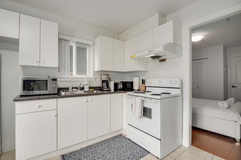 Luxury 1-Bedroom Suite in Vancouver House in Vancouver