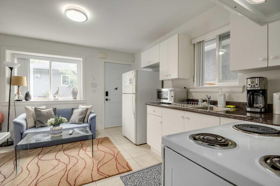 Luxury 1-Bedroom Suite in Vancouver House in Vancouver