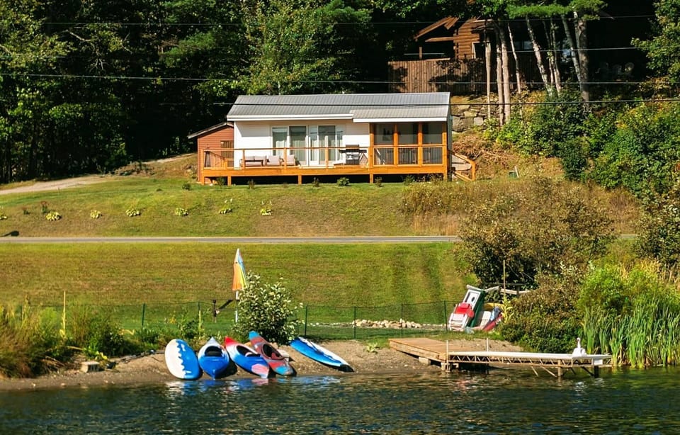 Property building, Garden, Beach, Canoeing, Lake view, Area and facilities, Location