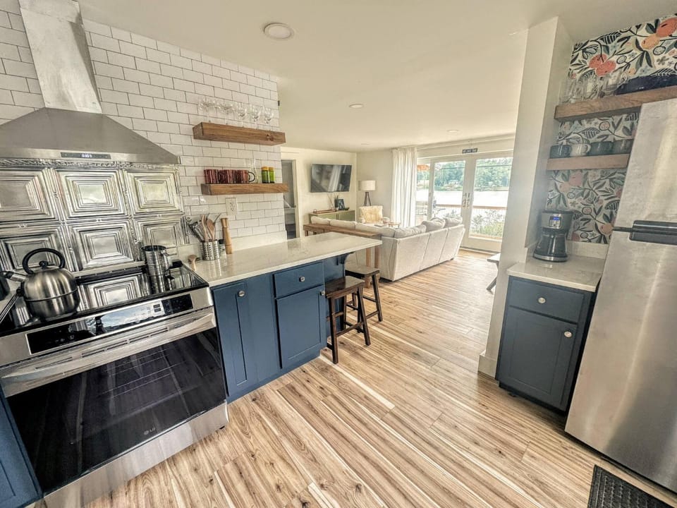 Natural landscape, View (from property/room), Kitchen or kitchenette, Living room, Lake view