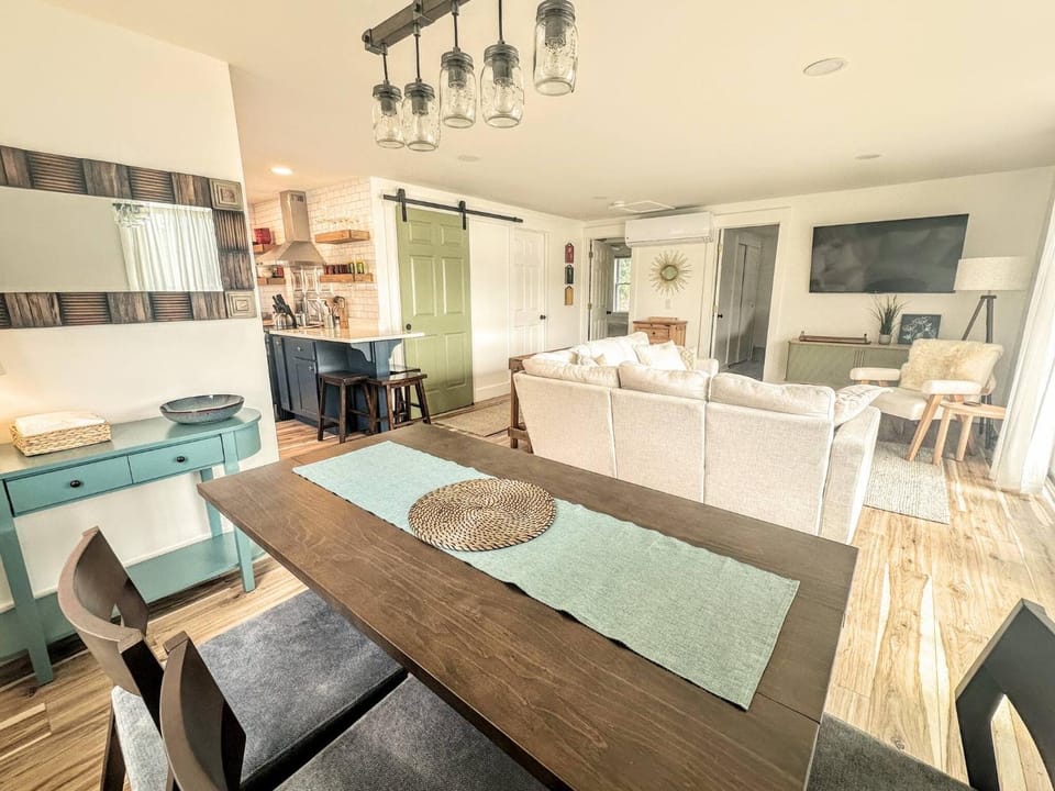 View (from property/room), Kitchen or kitchenette, Dining area, Lake view