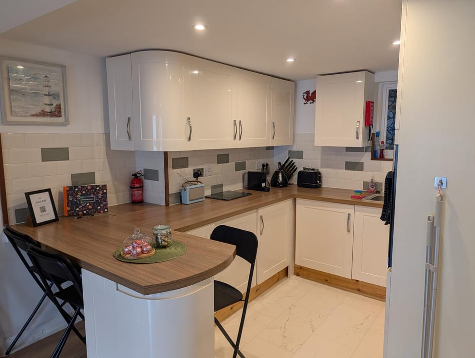 Coffee/tea facilities, Kitchen or kitchenette, Dining area, oven, stove, toaster