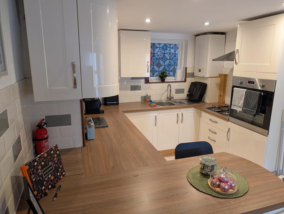 Kitchen or kitchenette, Dining area, oven, stove, toaster