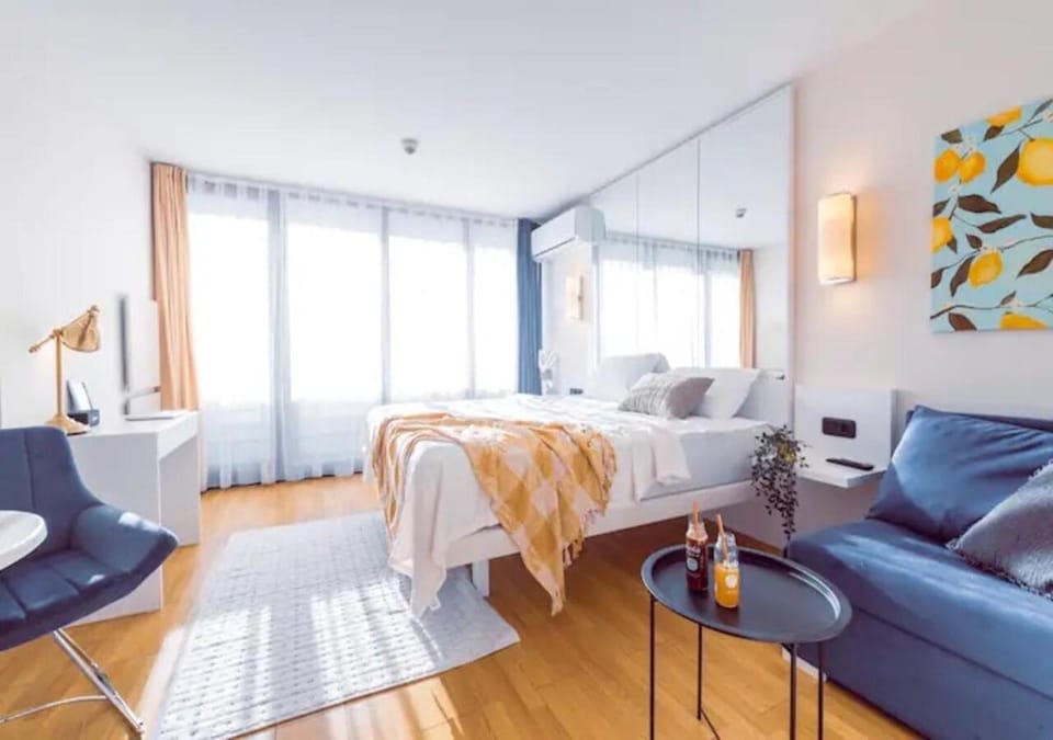 Bed, Living room, Photo of the whole room, Seating area, Bedroom, towels