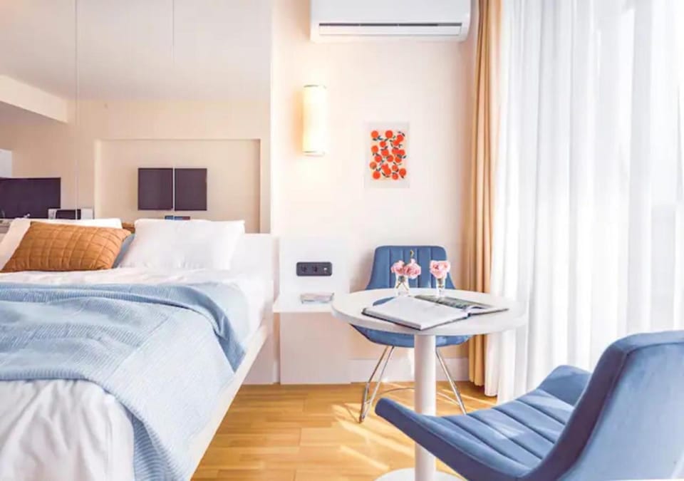 Bed, TV and multimedia, Living room, Photo of the whole room, Seating area, Bedroom, hair dresser, air conditioner