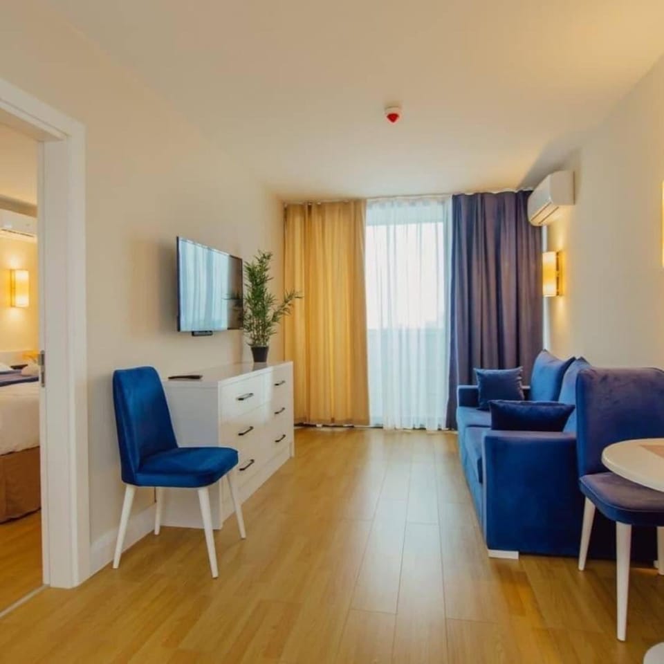 Communal lounge/ TV room, Bed, TV and multimedia, Living room, Photo of the whole room, Seating area, Evening entertainment, Bedroom