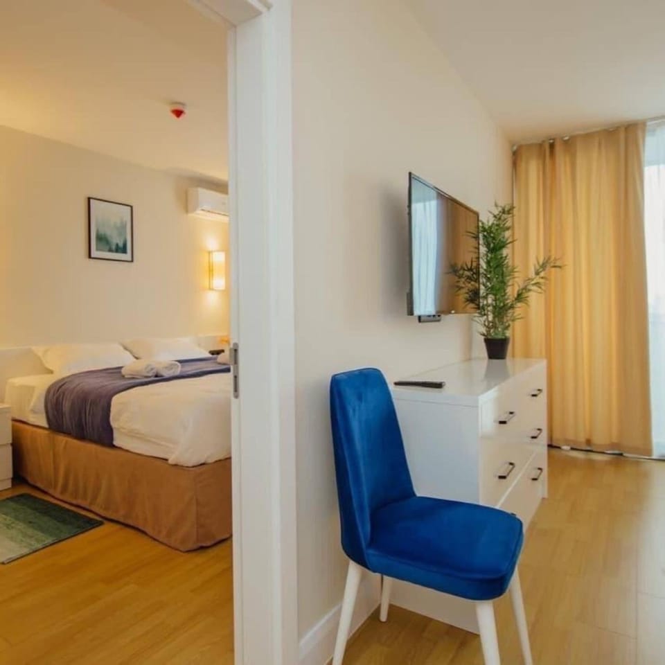 Communal lounge/ TV room, Bed, TV and multimedia, Living room, Photo of the whole room, Seating area, Evening entertainment, Bedroom, hair dresser