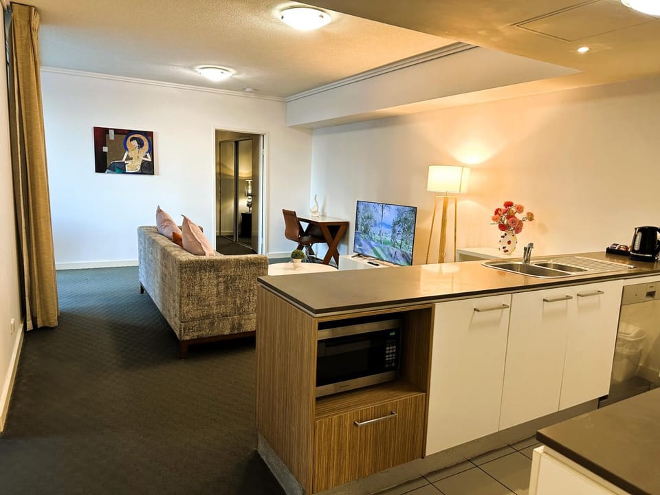 Modern 2BR in Brisbane CBD | Pool | Gym | Parking Apartment in Brisbane City