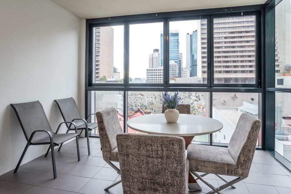 Modern 2BR in Brisbane CBD | Pool | Gym | Parking Apartment in Brisbane City