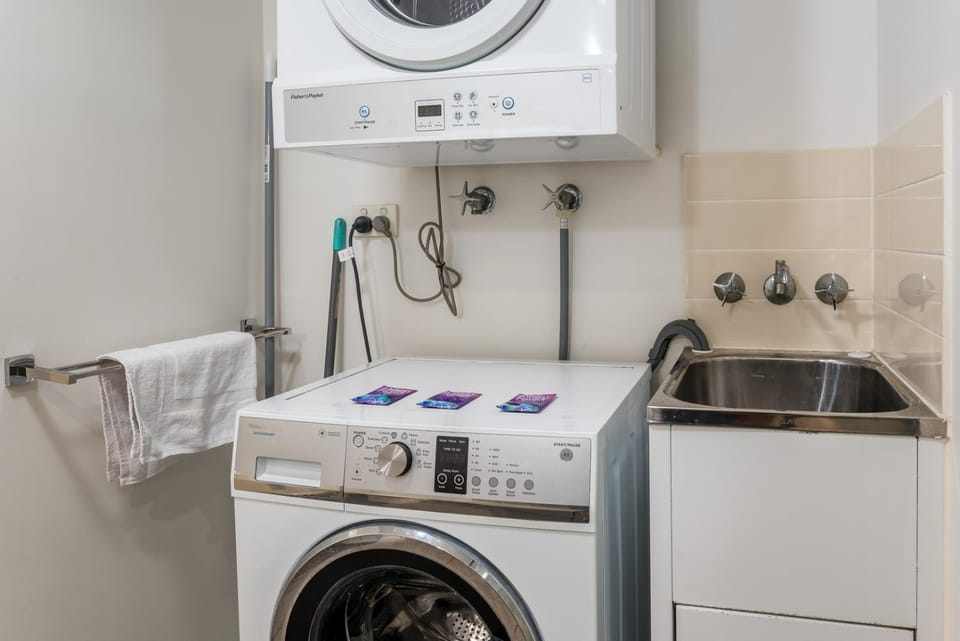 Modern 2BR in Brisbane CBD | Pool | Gym | Parking Apartment in Brisbane City