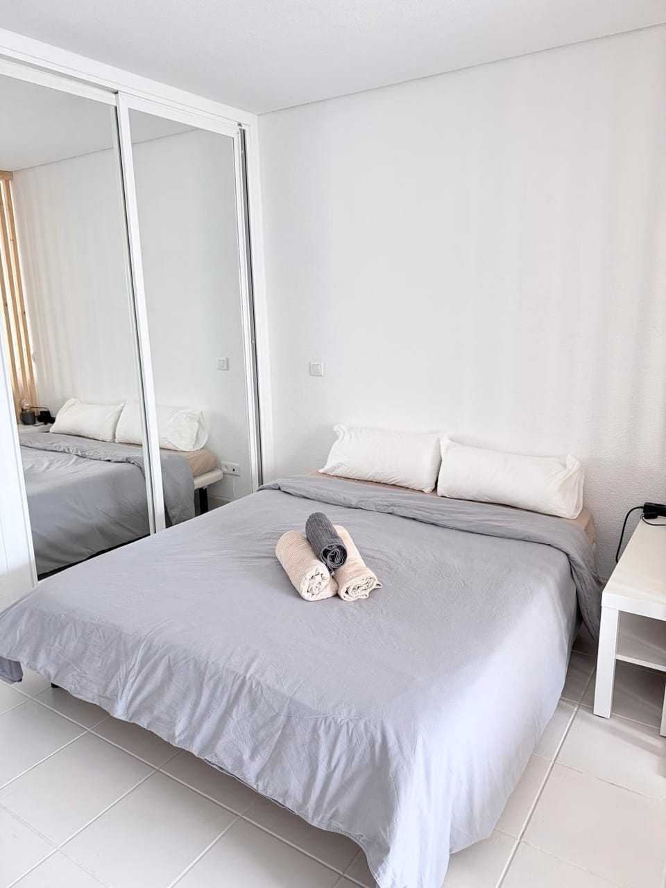 Bed, Bedroom, towels