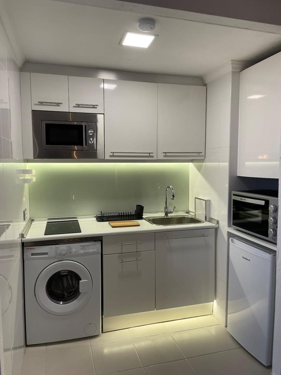Kitchen or kitchenette, oven, toaster, washing machine