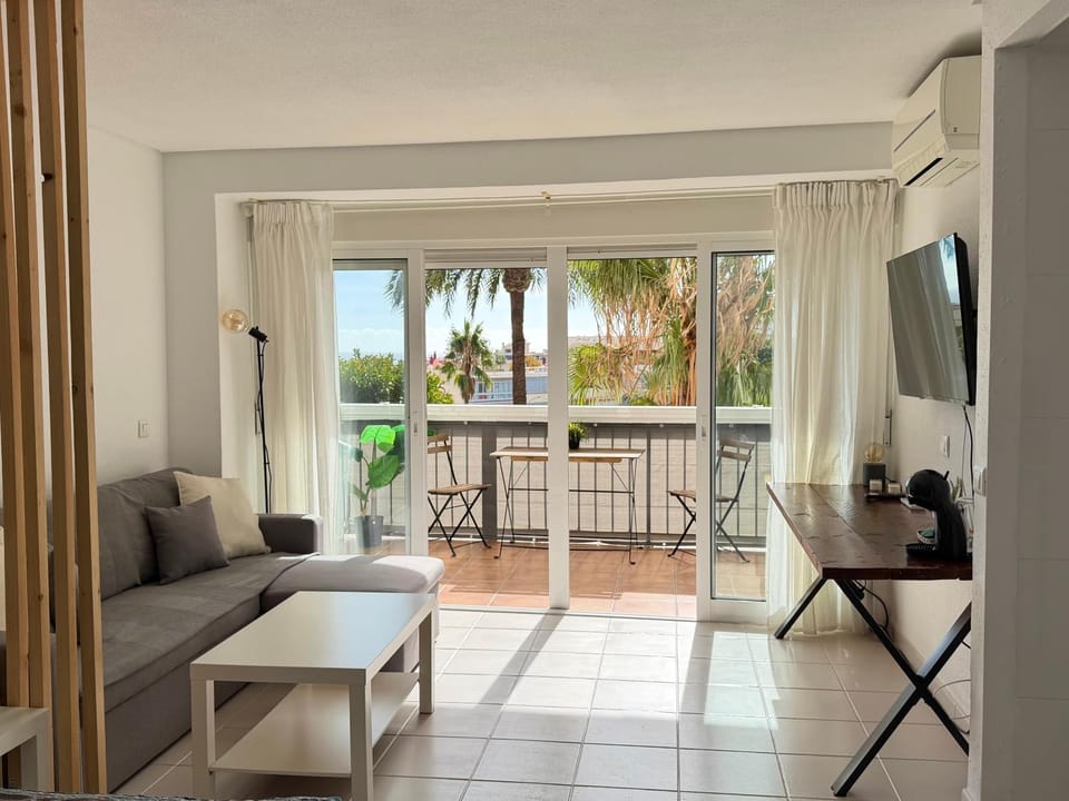 View (from property/room), Balcony/Terrace, Living room