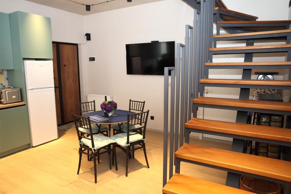 TV and multimedia, Seating area, Dining area