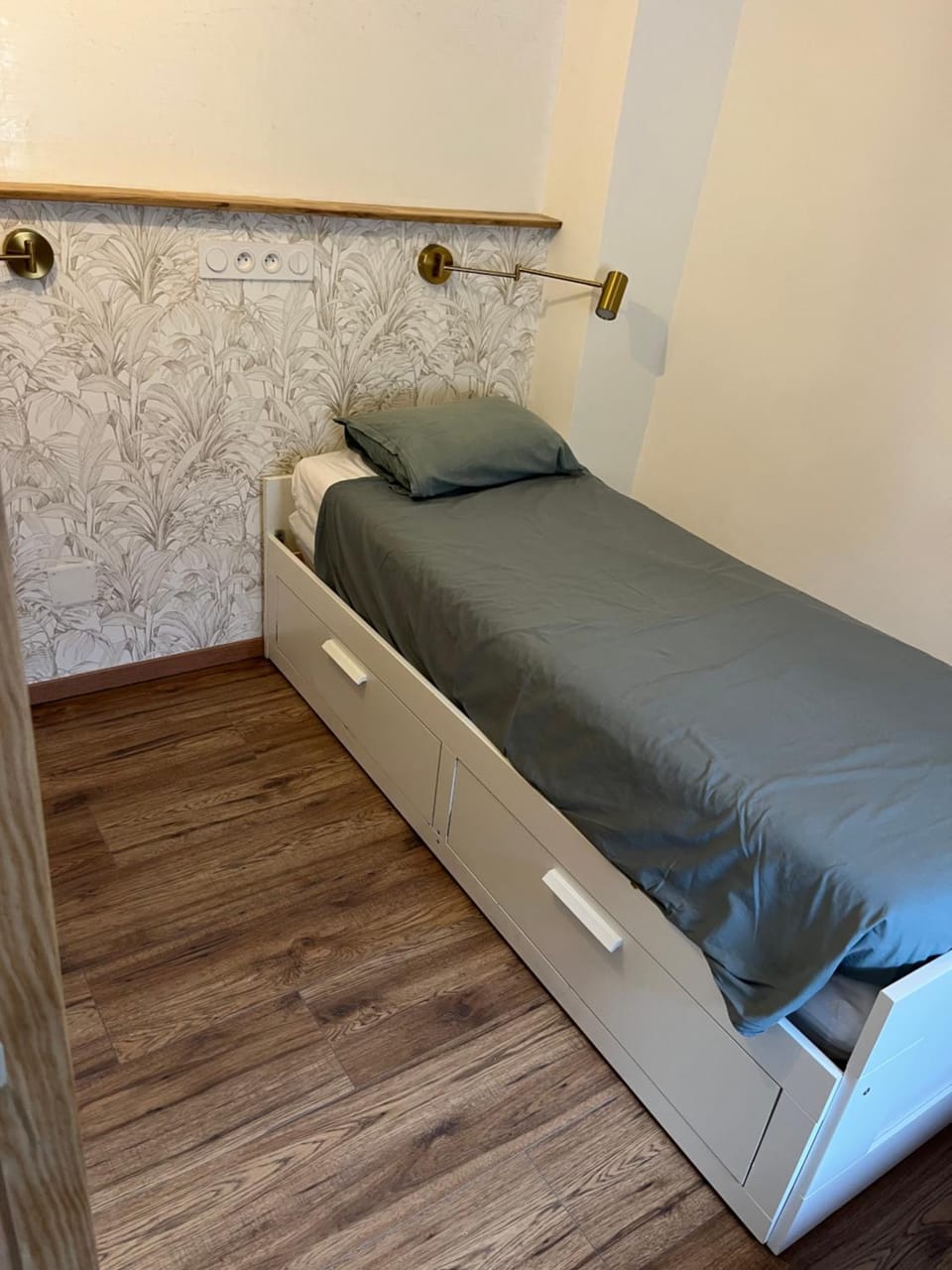 Bed, Photo of the whole room, Bedroom