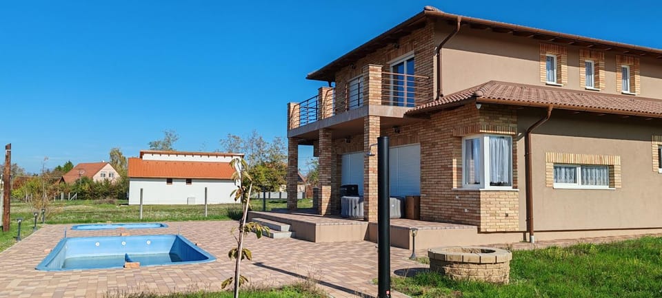 Virág Vendégház Balatonszárszó House in Balatonszárszó