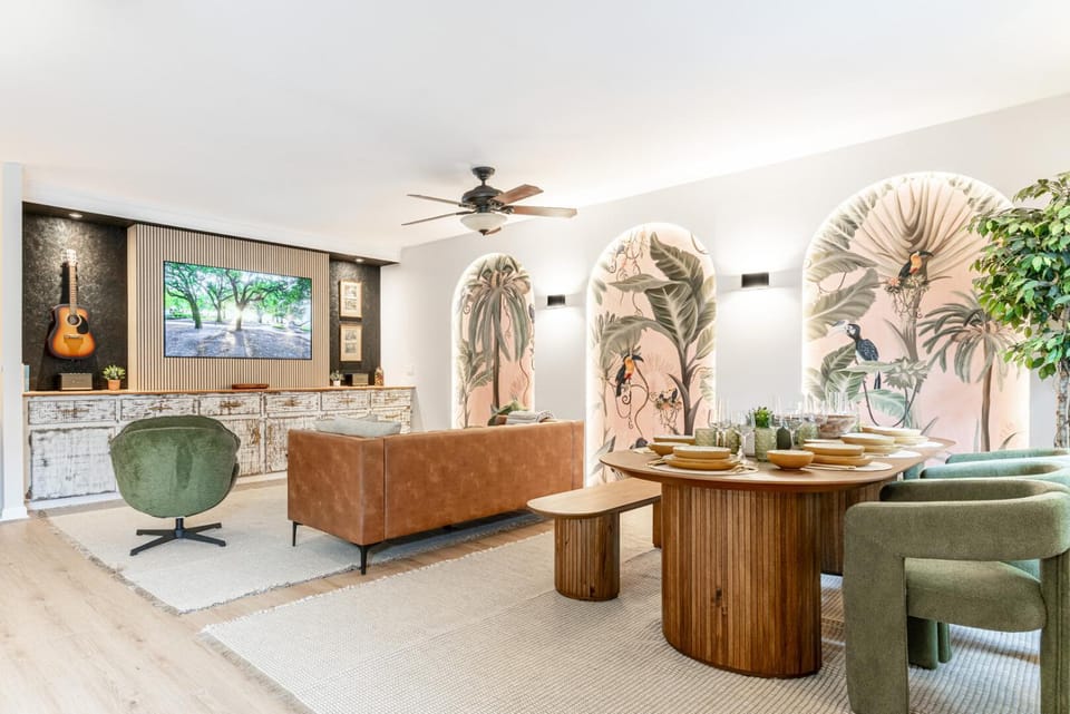 TV and multimedia, Living room, Seating area, Dining area