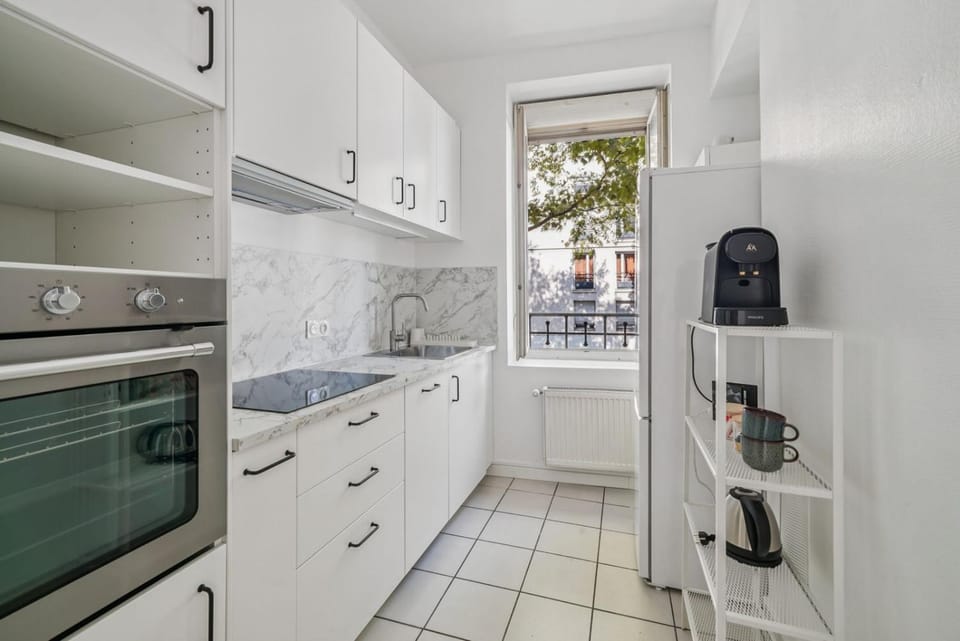 Kitchen or kitchenette, dishwasher, stove