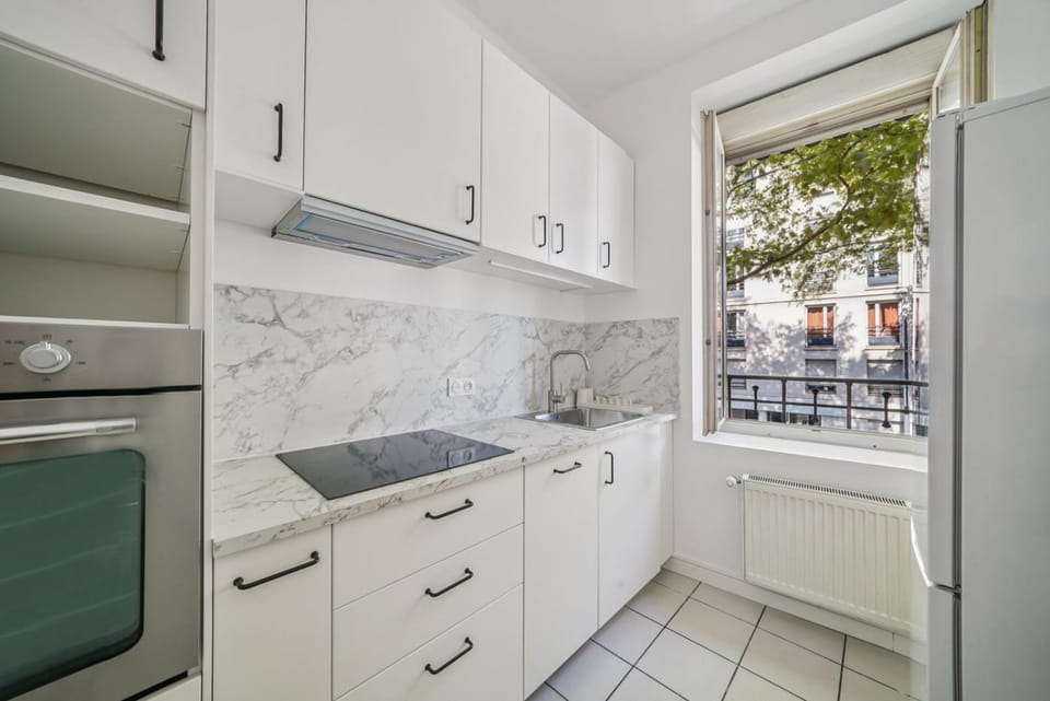 Kitchen or kitchenette, dishwasher, stove