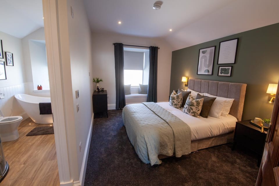 Toilet, Bed, Bathroom, Photo of the whole room, Bedroom, towels