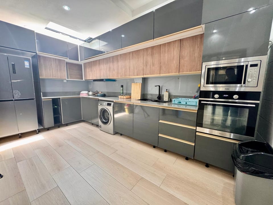 Kitchen or kitchenette, minibar, oven, stove, washing machine