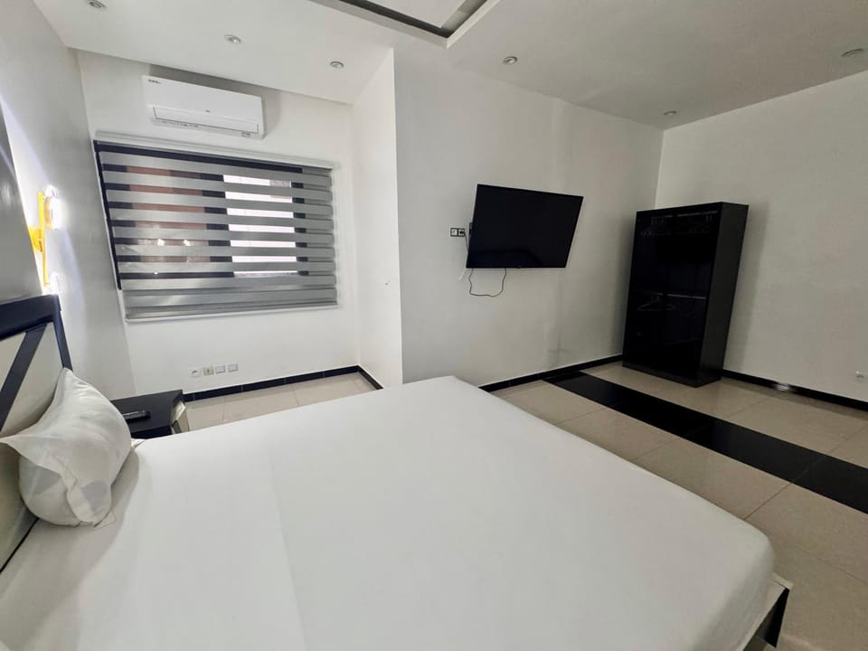 Bed, TV and multimedia, Photo of the whole room, Bedroom, air conditioner