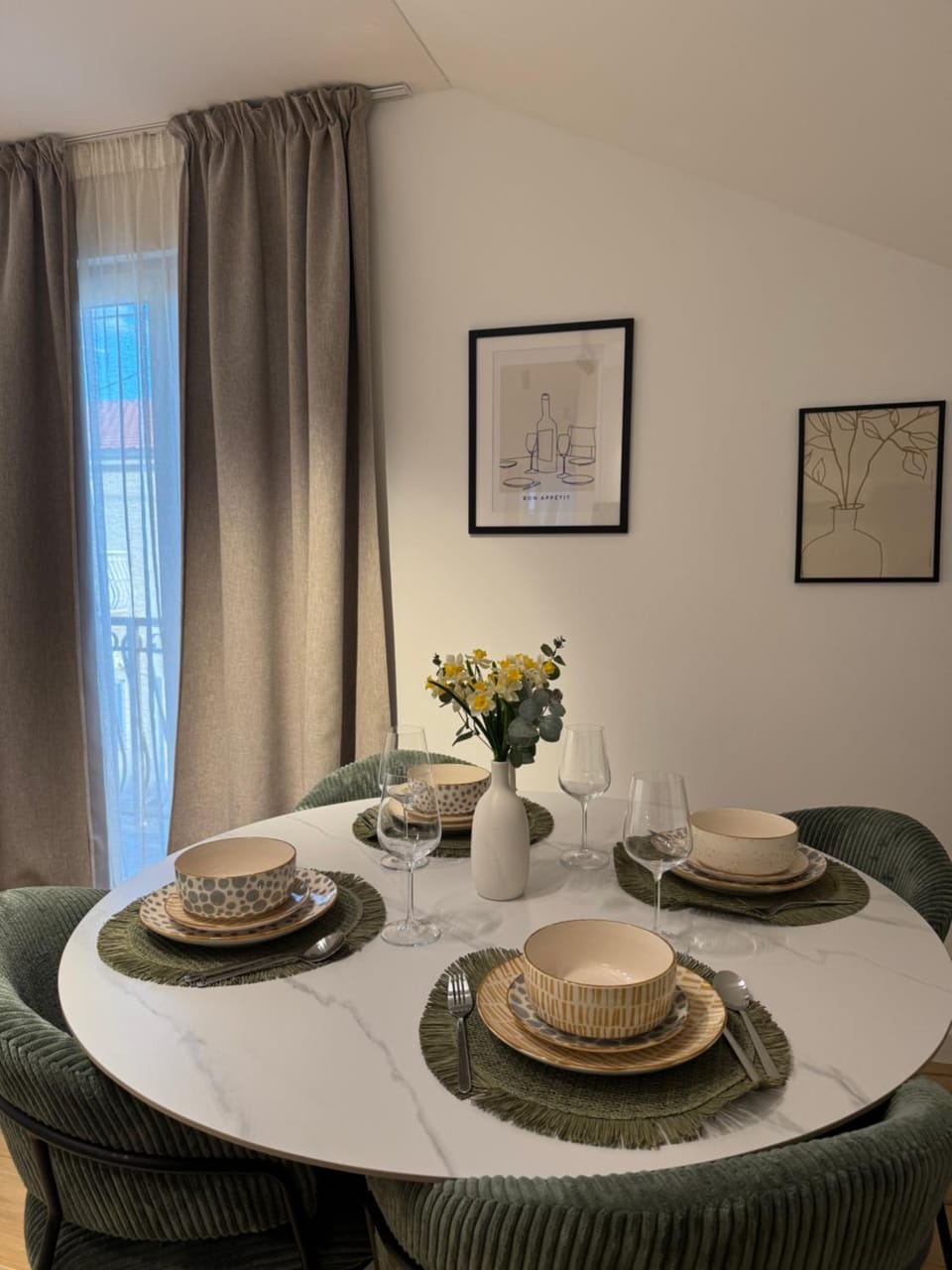 Decorative detail, Decorative detail, Seating area, Dining area