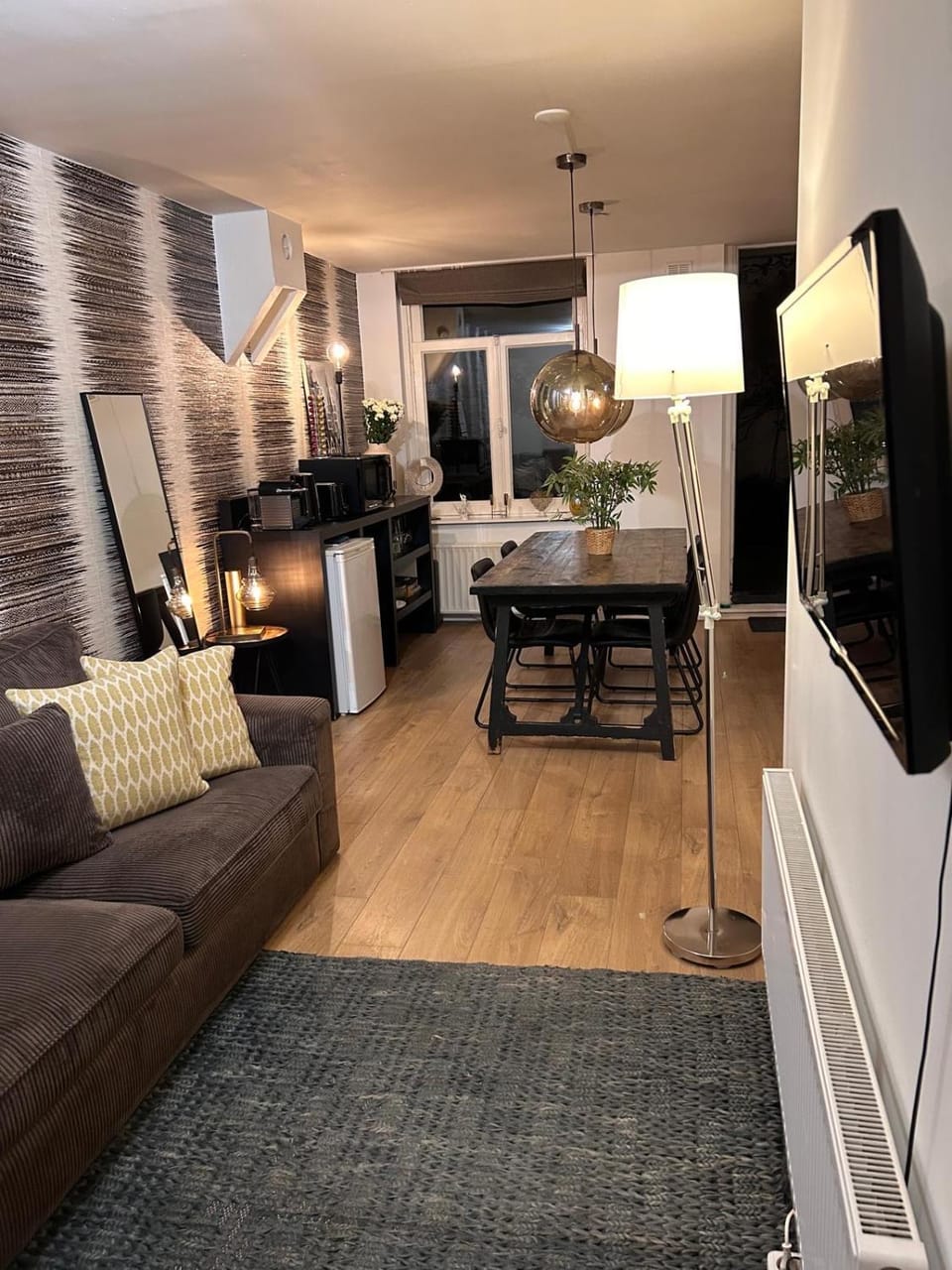 TV and multimedia, Seating area, Dining area