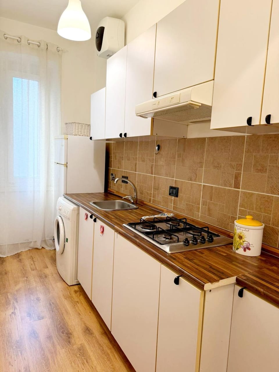 Kitchen or kitchenette, washing machine
