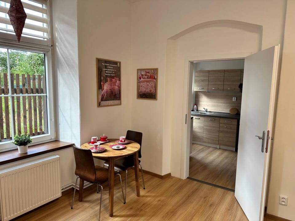 Seating area, Dining area