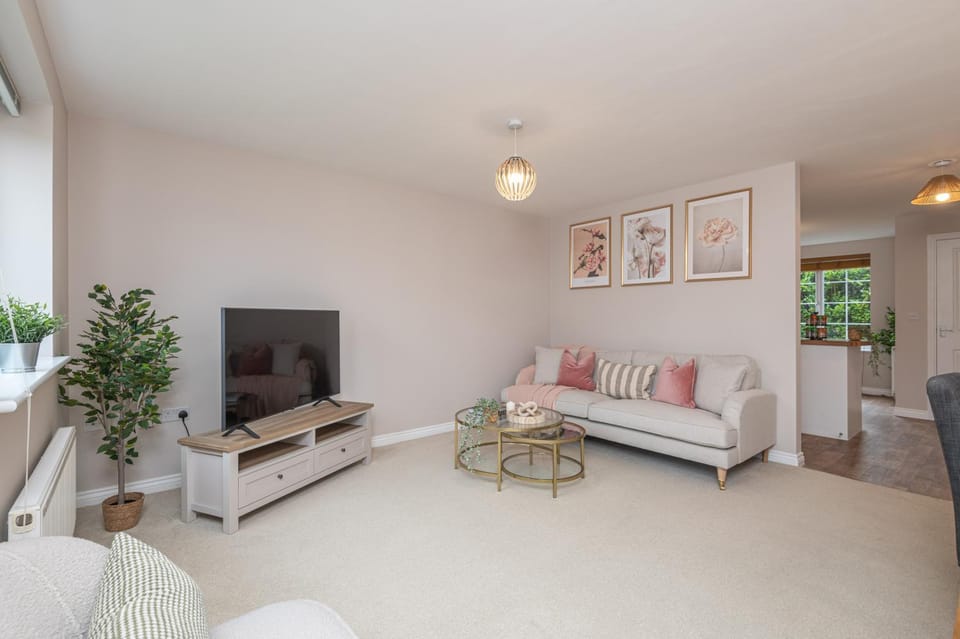 Stylish 5-Bed Townhouse In Wakefield House in Wakefield