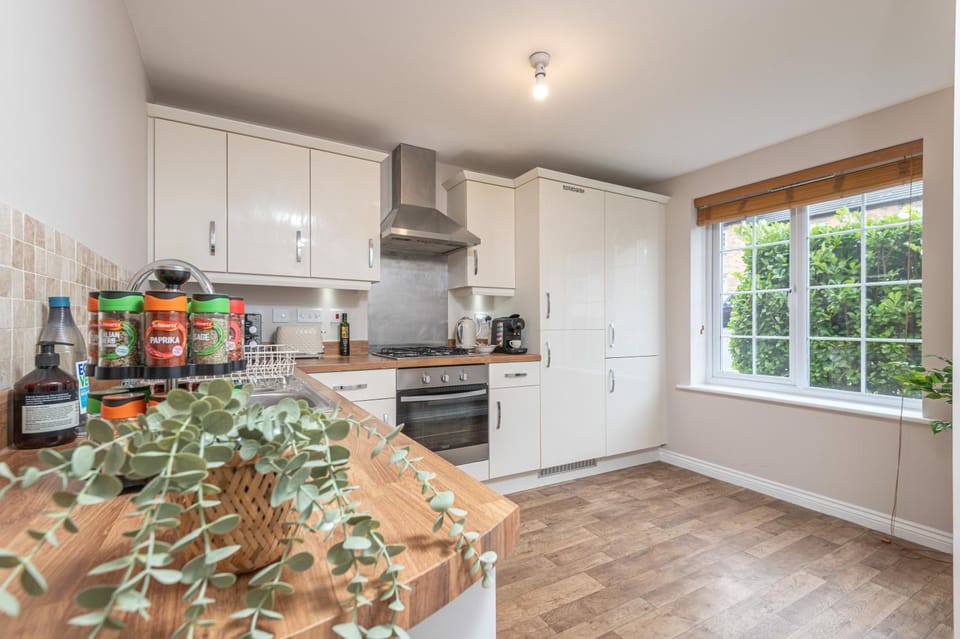 Stylish 5-Bed Townhouse In Wakefield House in Wakefield