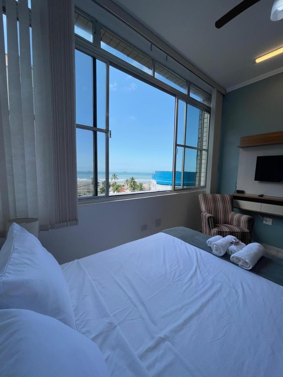 Bed, Natural landscape, TV and multimedia, Evening entertainment, Bedroom, Sea view