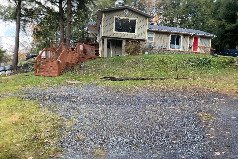 House and treehouse near 2 ski resorts House in Lac-Brome
