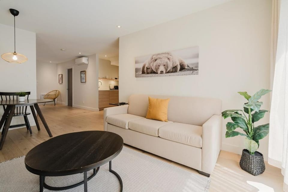 Tremblant Suite, King bed, Fireplace, Free Shuttle Apartment in Mont-Tremblant