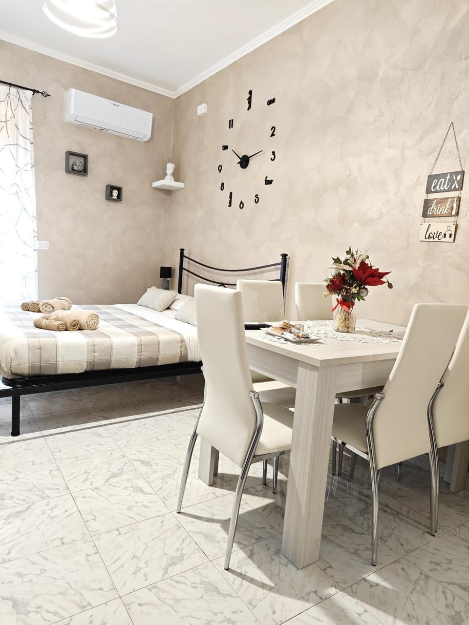 Bed, TV and multimedia, Coffee/tea facilities, Balcony/Terrace, Kitchen or kitchenette, Living room, Photo of the whole room, Dining area, Bedroom, heating, oven, stove, wardrobe, kitchen, air conditioner